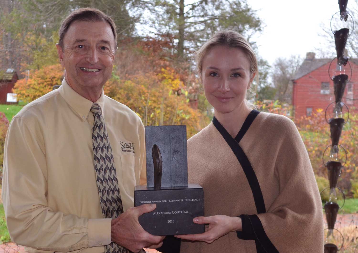  Bern Sweeney presents Alexandra Cousteau with the 2015 Stroud Award for Freshwater Excellence.