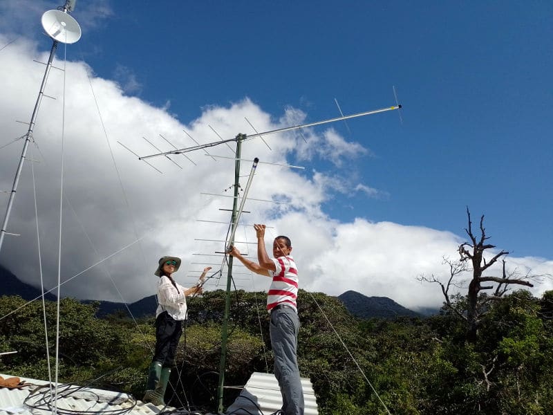 Rafa Morales and Natalie Sánchez Ulate install a Motus tower on the roof at Maritza Biological Station.